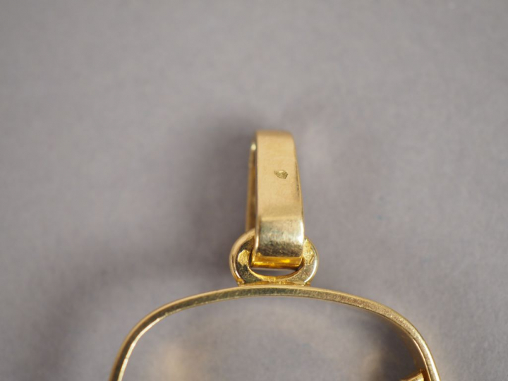 Pendentif de style Art déco en or jaune, à décor d'un bélier, les yeux