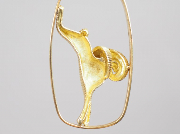 Pendentif de style Art déco en or jaune, à décor d'un bélier, les yeux