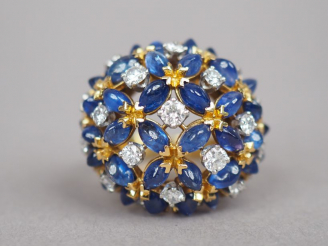 Vente aux enchères Bague dôme en or jaune, diamants et saphirs en cabochon, à décor ajour