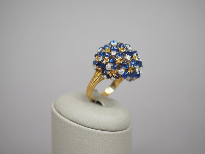 Bague dôme en or jaune, diamants et saphirs en cabochon, à décor ajour