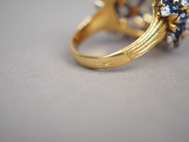 Bague dôme en or jaune, diamants et saphirs en cabochon, à décor ajour