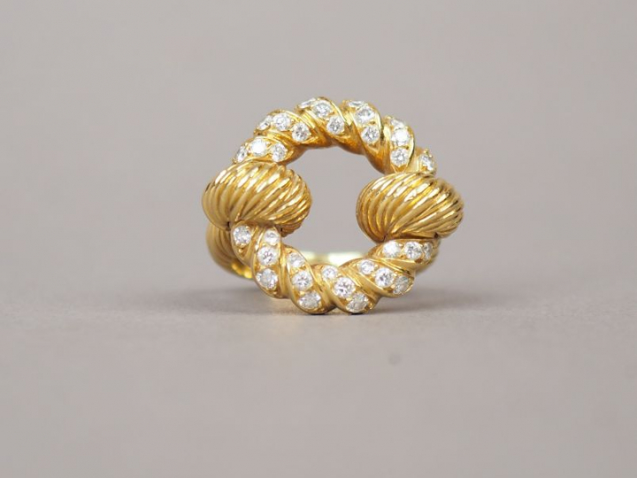 Bague torsadée en or jaune, ornée de trente-deux petits diamants.  TDD