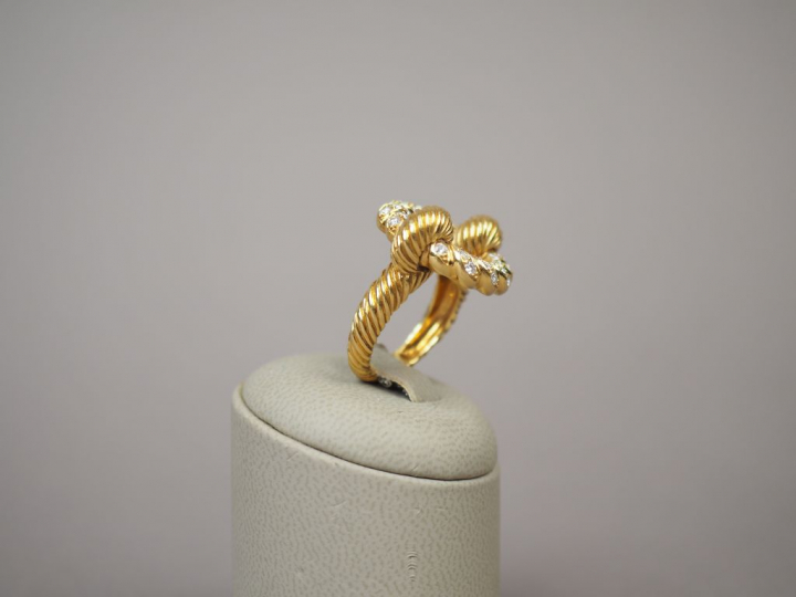 Bague torsadée en or jaune, ornée de trente-deux petits diamants.  TDD