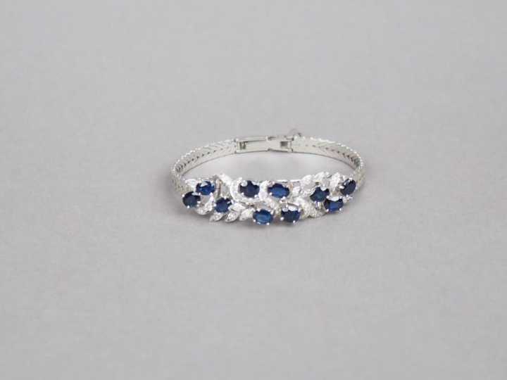 Bracelet en or blanc, saphirs et diamants, à décor de feuillage.  Long