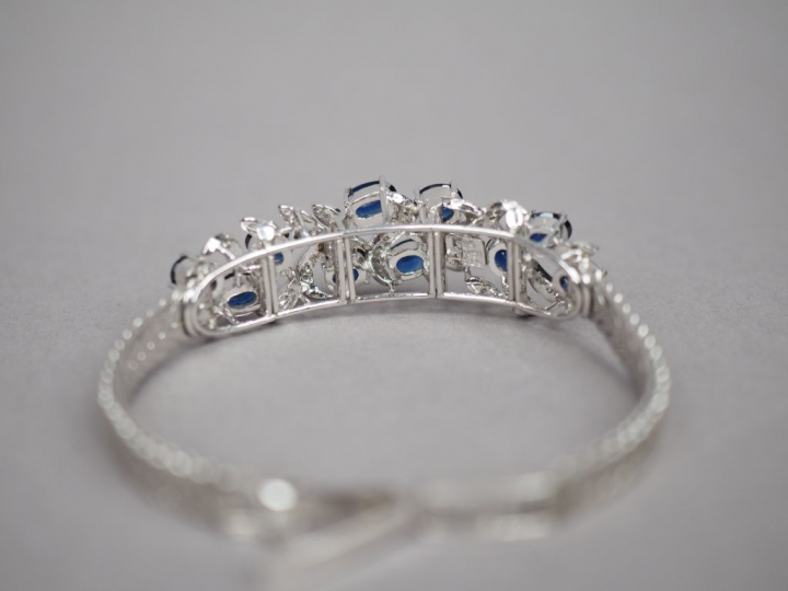 Bracelet en or blanc, saphirs et diamants, à décor de feuillage.  Long