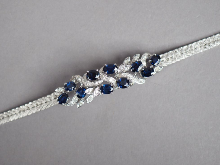 Bracelet en or blanc, saphirs et diamants, à décor de feuillage.  Long