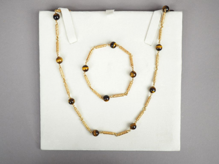 Parure en or jaune et perles œil de tigre. Comprenant :  - un bracelet