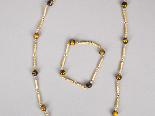 Parure en or jaune et perles œil de tigre. Comprenant :  - un bracelet