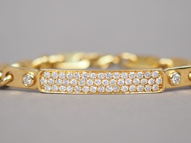 Bracelet gourmette en or jaune serti de diamants.  Long. 19,5 cm  Poid