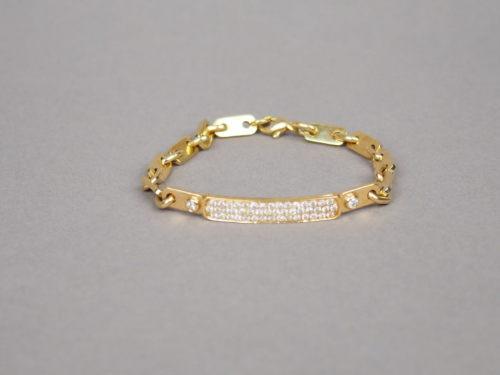 Bracelet gourmette en or jaune serti de diamants.  Long. 19,5 cm  Poid