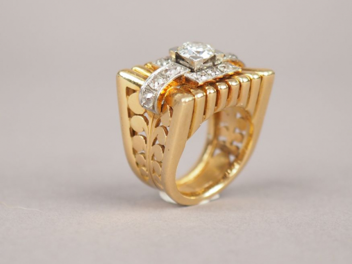 Bague 1940 en or jaune, ornée en son centre d'un diamant taille ancien