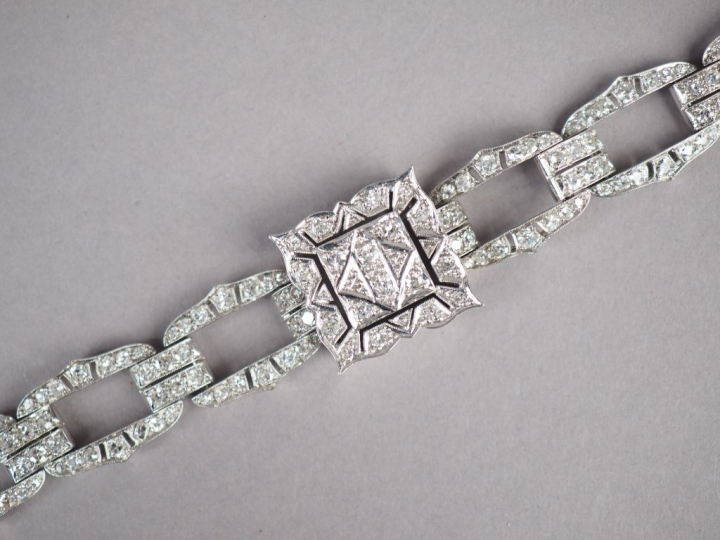 Bracelet de style 1940 en or blanc et diamants.  Long. 17,5 mm Poids t