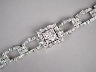 Vente aux enchères Bracelet de style 1940 en or blanc et diamants.  Long. 17,5 mm Poids t