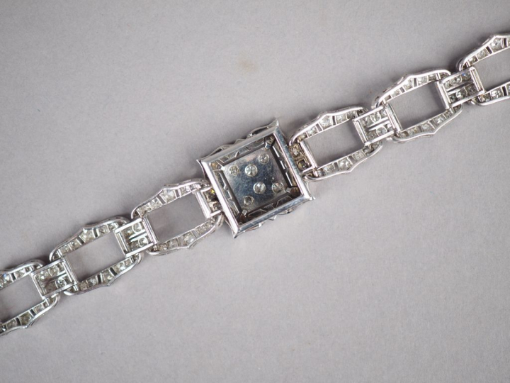 Bracelet de style 1940 en or blanc et diamants.  Long. 17,5 mm Poids t