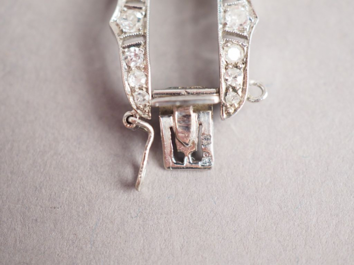 Bracelet de style 1940 en or blanc et diamants.  Long. 17,5 mm Poids t