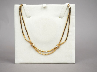 Vente aux enchères Collier articulé double rang en or jaune, orné de deux médaillons en o