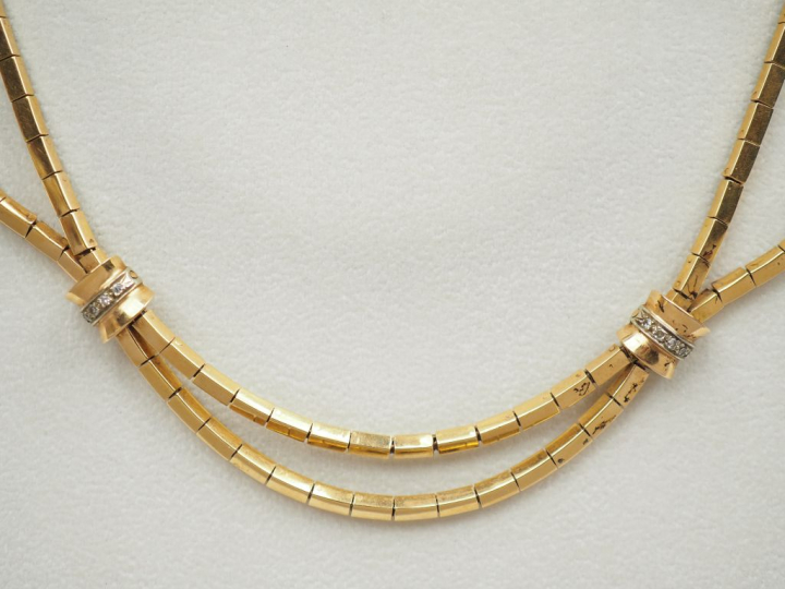 Collier articulé double rang en or jaune, orné de deux médaillons en o