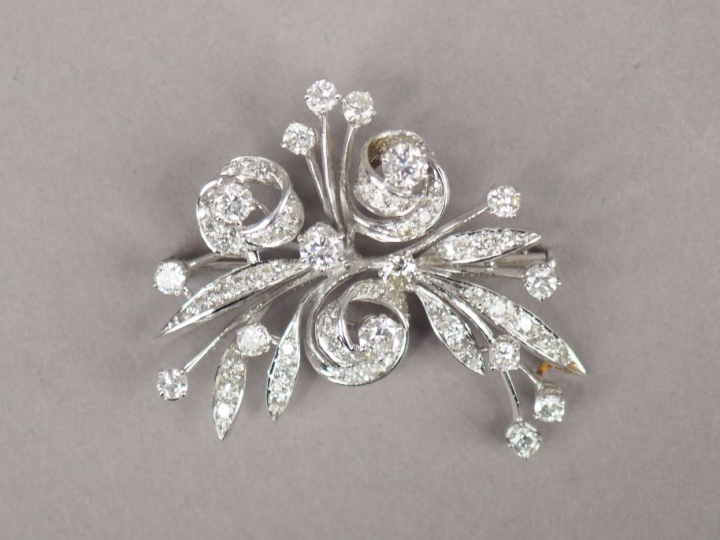 Broche gerbe en or blanc et diamants. Poids tel. 13,13 g