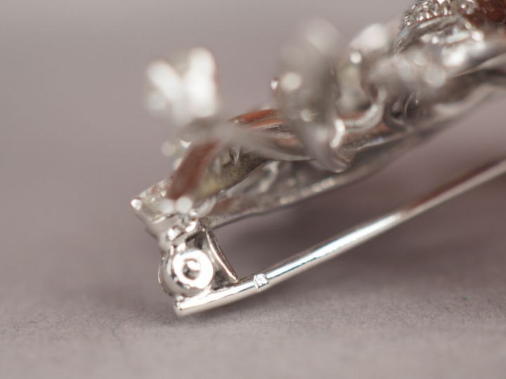 Broche gerbe en or blanc et diamants. Poids tel. 13,13 g