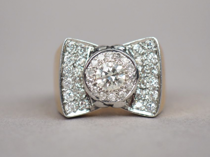 Bague tank en or jaune et diamants en forme de nœud papillon.  TDD. 58