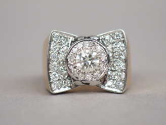 Vente aux enchères Bague tank en or jaune et diamants en forme de nœud papillon.  TDD. 58