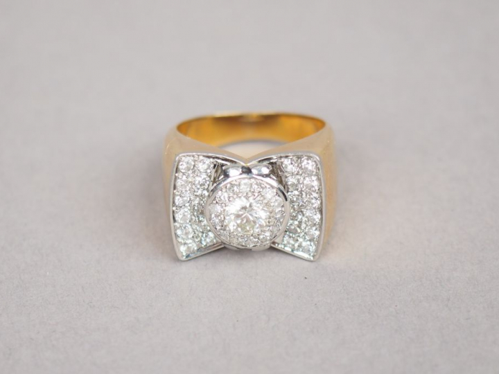 Bague tank en or jaune et diamants en forme de nœud papillon.  TDD. 58