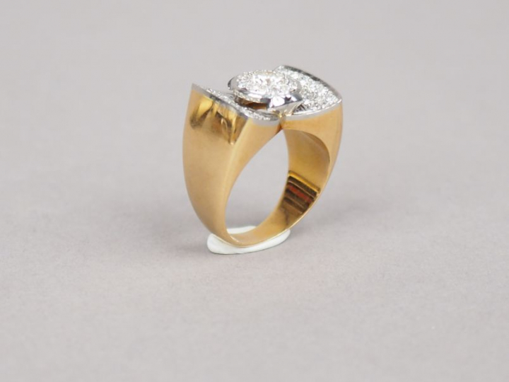 Bague tank en or jaune et diamants en forme de nœud papillon.  TDD. 58