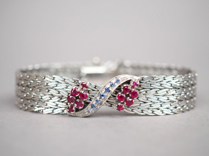 Bracelet souple en or blanc, maille plate. Motif central à décor de pe