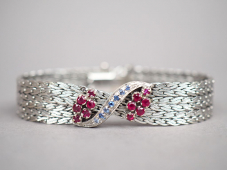 Vente aux enchères Bracelet souple en or blanc, maille plate. Motif central à décor de pe