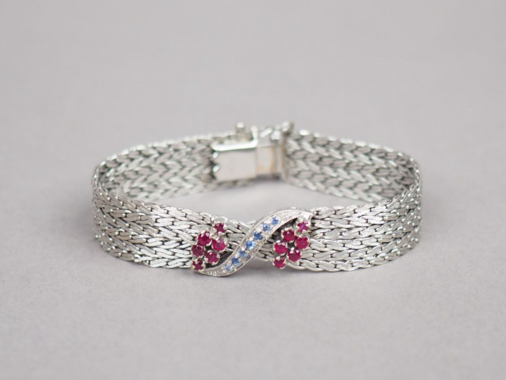 Bracelet souple en or blanc, maille plate. Motif central à décor de pe