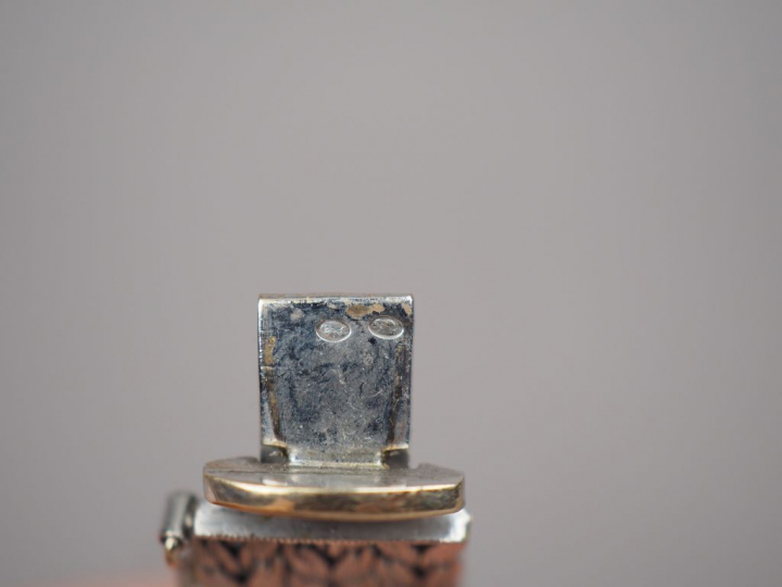 Bracelet souple en or blanc, maille plate. Motif central à décor de pe