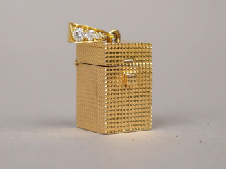 Vente aux enchères Pendentif articulé en or jaune figurant un diable sortant de sa boite,