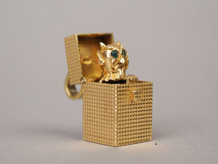 Pendentif articulé en or jaune figurant un diable sortant de sa boite,