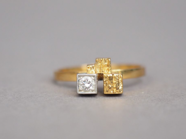 LAPPONIA. Bague géométrique en or jaune et or blanc ornée d'un petit d
