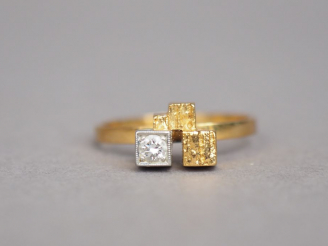 Vente aux enchères LAPPONIA. Bague géométrique en or jaune et or blanc ornée d'un petit d