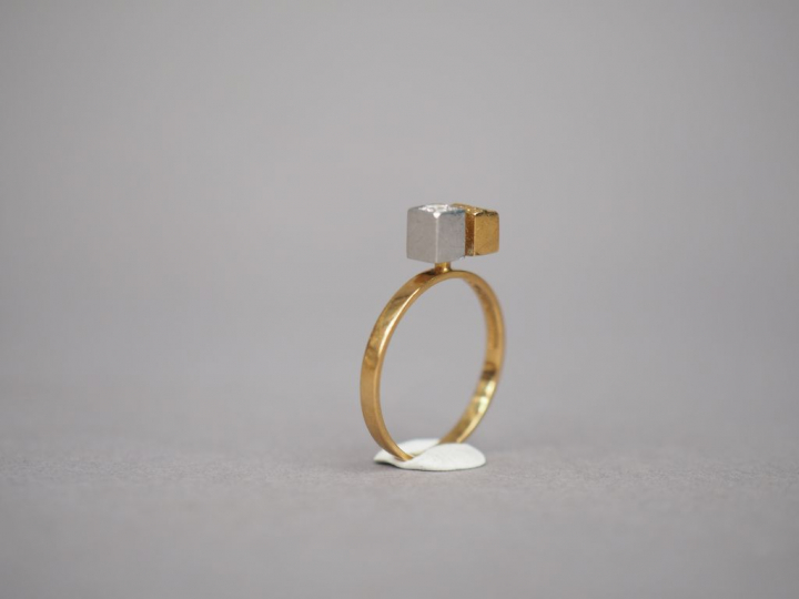 LAPPONIA. Bague géométrique en or jaune et or blanc ornée d'un petit d