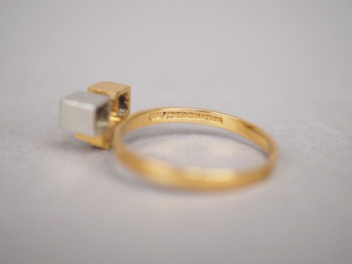 LAPPONIA. Bague géométrique en or jaune et or blanc ornée d'un petit d