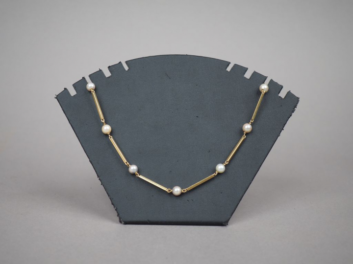 Collier en or jaune et perles.  Long. 77 cm  Poids tel. 41,22 g