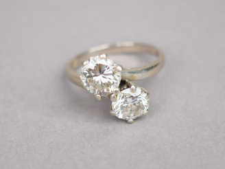 Vente aux enchères Bague "Toi   Moi" en or blanc, ornée de deux diamants taille ancienne 