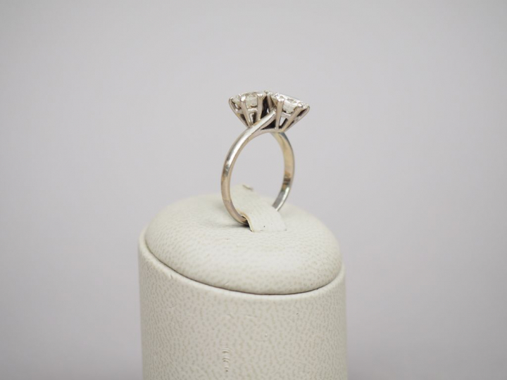 Bague "Toi   Moi" en or blanc, ornée de deux diamants taille ancienne 