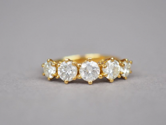 Vente aux enchères Bague en or jaune, ornée d'une ligne de cinq diamants.  TDD. 50 Poids 