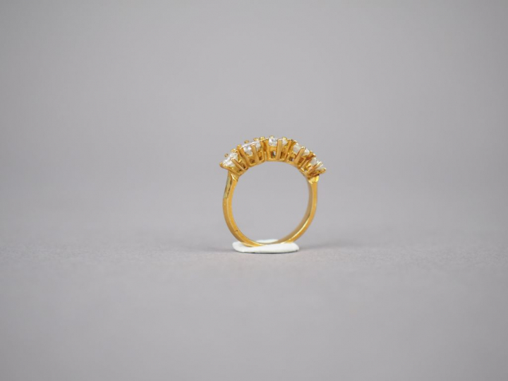 Bague en or jaune, ornée d'une ligne de cinq diamants.  TDD. 50 Poids 