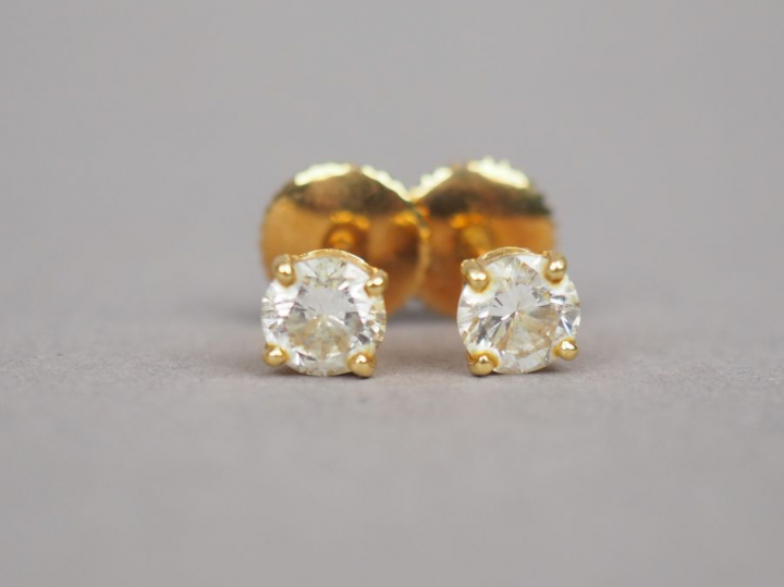 Paire de boucles d'oreilles en or jaune, serties d'un diamant taille a