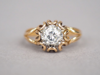 Vente aux enchères Bague en or jaune, orné en son centre d'un diamant de 0,39 ct environ.