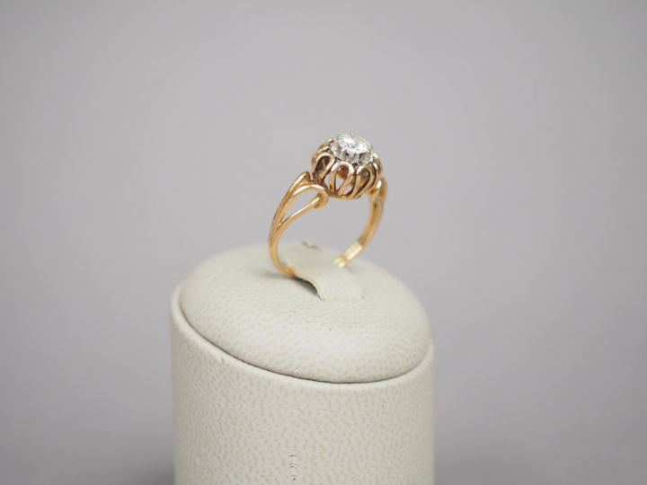 Bague en or jaune, orné en son centre d'un diamant de 0,39 ct environ.