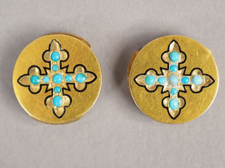Paire de boutons de manchettes en or jaune et émail noir, à décor de c