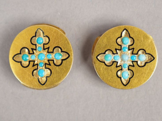 Vente aux enchères Paire de boutons de manchettes en or jaune et émail noir, à décor de c