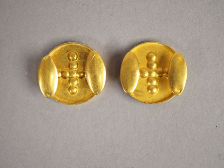 Paire de boutons de manchettes en or jaune et émail noir, à décor de c