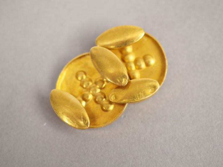 Paire de boutons de manchettes en or jaune et émail noir, à décor de c