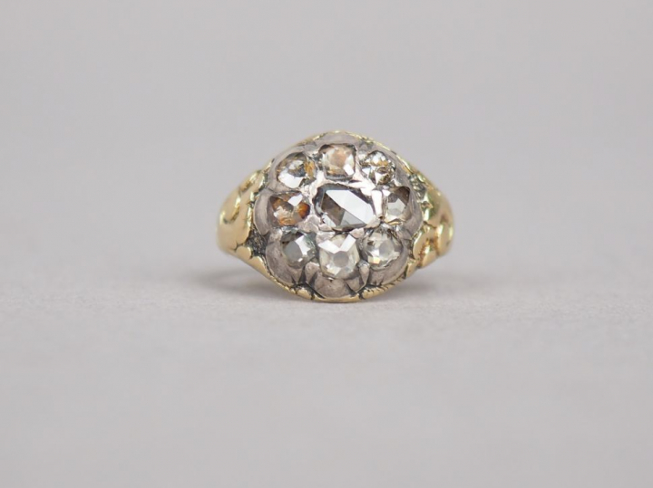 Bague dôme en or jaune et diamants taillés en rose. TDD. 47 Poids tel.